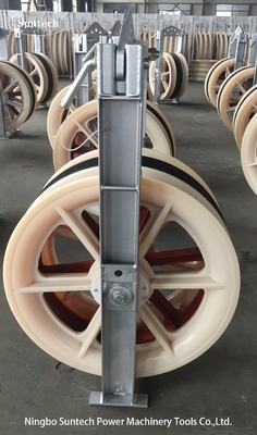 80kN OD 660mm ไนลอน Sheave คอนดิวเตอร์ Stringing บล็อกสําหรับสายส่ง