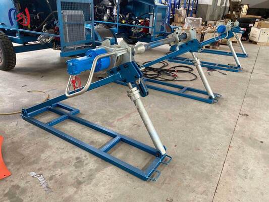 ขาตั้งม้วนสายไฟไฮดรอลิก รับน้ำหนักม้วนสูงสุด 5000-7000 กก. ความเร็วสูงสุด 45 รอบต่อนาที สำหรับการวางสายเหนือศีรษะ