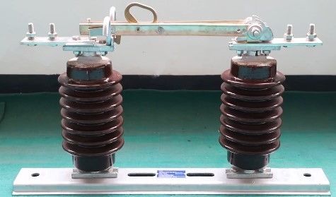 15KV 600A เฟสเดียวตัดการเชื่อมต่อสวิตช์แยกพอร์ซเลน