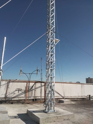 เหล็กชุบสังกะสีแบบจุ่มร้อน Guyed Pole บนหลังคาทาวเวอร์ Q235 เหล็กพร้อมอุปกรณ์เสริมที่เกี่ยวข้อง