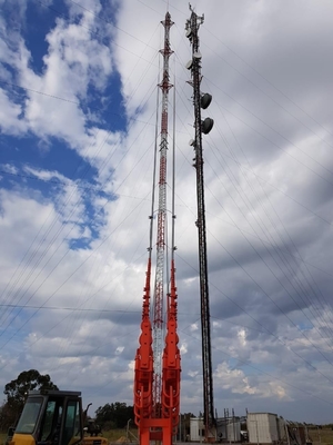 โทรคมนาคมเหล็กชุบสังกะสี Guyed Tower พร้อมวงเล็บและสายล่อฟ้า