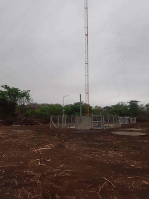 โทรคมนาคมเหล็กชุบสังกะสี Guyed Tower พร้อมวงเล็บและสายล่อฟ้า
