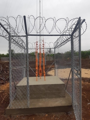โทรคมนาคมเหล็กชุบสังกะสี Guyed Tower พร้อมวงเล็บและสายล่อฟ้า