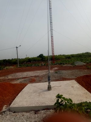 Q355 เหล็กชุบสังกะสีแบบจุ่มร้อน Guyed Tower สำหรับการสื่อสาร