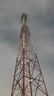 ทาวเวอร์โทรคมนาคมบนชั้นดาดฟ้าพร้อมขายึด Lightning Rod Fall Arrest Aviation Light