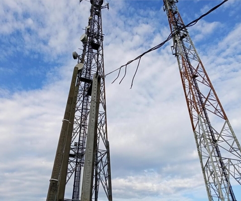 50m Hot Dip เหล็กชุบสังกะสีมุม Tubular Tower พร้อมขายึด Fall Arrest
